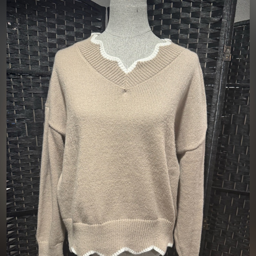 3/25🙂 Unknown brand Women's Tan Sweater with White Trim. Sz L